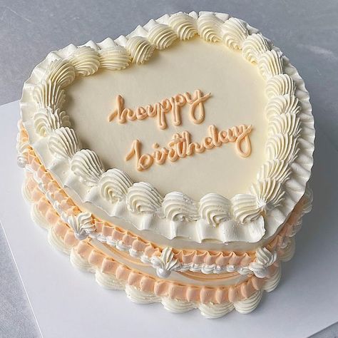 Birthday Cake Vintage Buttercream, Vintage Buttercream Birthday Cake, Frilly Birthday Cake, Vintage Frosted Cake, Vintage Cake Frosting, Buttercream Cake Designs Birthday Women, Vogue Birthday Party, Vintage Cakes Birthday, Birthday Cake Orange