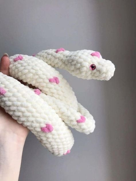 Eumoirous. Crochet Snakes, Crochet Snake, Yarn Projects Crochet, Easy Crochet Animals, Diy Art Projects, Fun Crochet Projects, Blanket Yarn, Diy Crochet Projects, Yarn Projects