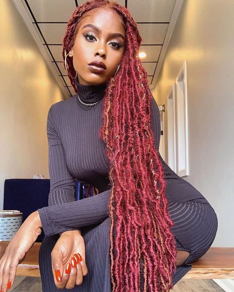 Burgundy Soft Locs, Tranças Faux Locs, Distressed Faux Locs, Soft Locs Crochet, Leda Muir, Looks Rihanna, Faux Locs Crochet, Hair Colorful, Soft Locs