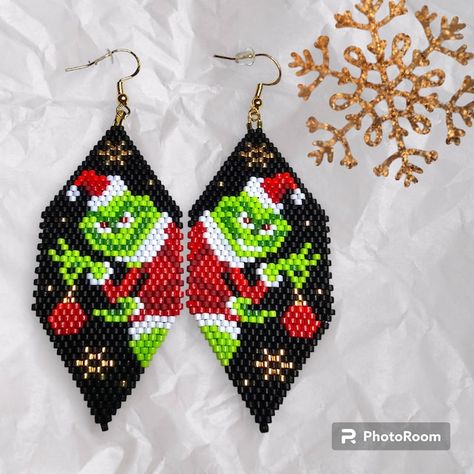 Xmas Beading Patterns, Seed Bead Grinch Earrings, Xmas Beaded Earrings, Beaded Grinch Earrings, Beaded Brick Stitch Patterns, Grinch Beaded Earrings, Seed Bead Ornaments, Christmas Earrings Diy, Miyuki Brick Stitch