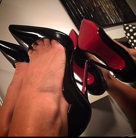 Christian Louboutin Hot Chick 130 shoe_junky_xo - cars & life | cars fashion lifestyle blog Red Sole Heels, Heels Classy, Louboutin Heels, Christian Louboutin Heels, Hot Heels, Killer Heels, Fashion High Heels, Black High Heels, High Heels Stilettos