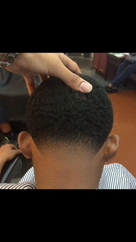 very nice, I would love to know how to do cuts and fades like this Afro Hair Fade, Black Man Haircut Fade, Hairstyles For Boys, Taper Fade Short Hair, Waves Hairstyle Men, Fade Haircut Curly Hair, Man Haircut, Taper Fade Curly Hair, Black Hair Cuts