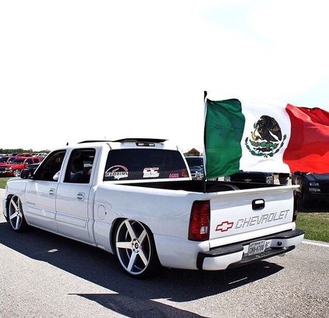 México flag we out here Gmc Truck Accessories, Chevy Trucks Lowered, Single Cab Trucks, Chevy Trucks Silverado, Bagged Trucks, Silverado Truck, Lowrider Trucks, Dropped Trucks, Lowered Trucks