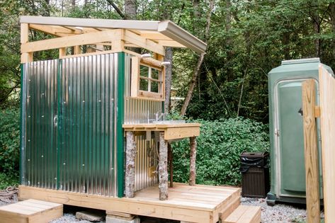 5 Toilets That Will Elevate Your Campsite | Hipcamp Journal - Stories for Campers and our Hosts Diy Outhouse Plans, Showers Aesthetic, Air Bnb Bathroom, Off Grid Toilet, Outdoor Shower And Toilet, Outdoor Toilet And Shower Ideas, Outdoor Shower Toilet, Outdoor Toilet Design, Outdoor Building Ideas