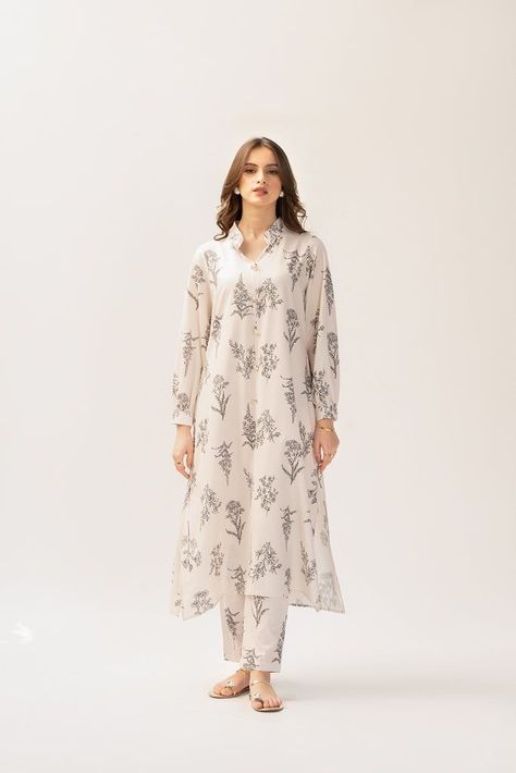 White kurti suit .Latest design of 2023 Modest Workwear, Tailor Clothes, White Kurtis, Vahan Jewelry, Dress Design Pakistani, White Kurti, Coordinate Sets, Kurti Suit, Stylish Kurtis Design