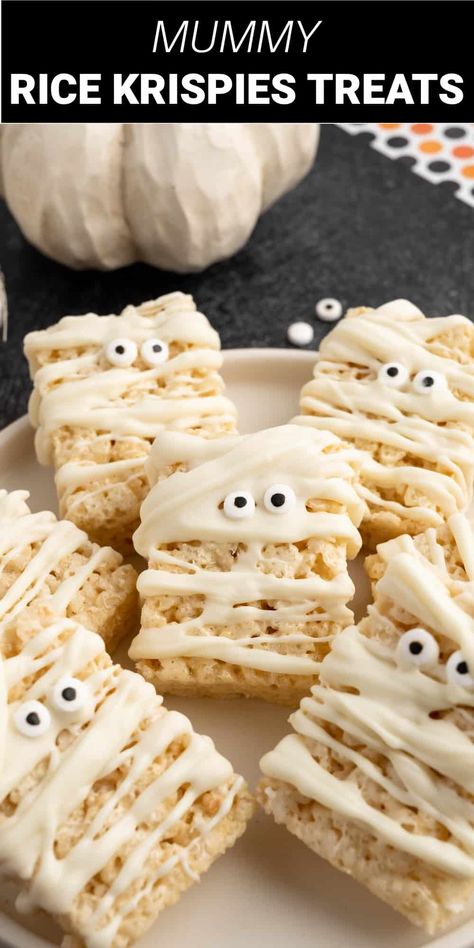 These mummy Krispies treats are an adorable and fun addition to any Halloween party or school event. Chewy and delicious Rice Krispies treats are decorated with creamy white chocolate drizzle and candy eyeballs to turn them into cute and spooky mummy treats that are also super quick and easy. Halloween Rice Crispy, Halloween Rice Crispy Treats, Halloween Bake Sale, Mummy Treats, Halloween Rice Krispie Treats, Halloween Finger Foods, Halloween Finger, Fun Halloween Treats, Fun Halloween Food