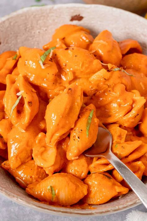 Cheesy Vodka Pasta, Tik Tok Vodka Pasta, Sausage Vodka Pasta, Gigi Hadid Pasta Recipe, Hadid Pasta Recipe, Spicy Vodka Pasta, Gigi Hadid Pasta, Hadid Pasta, Spicy Pasta Recipes