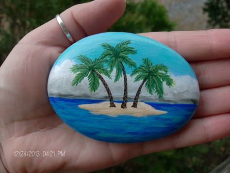 Tropical Island Stone Beach Rock Painting Ideas, Beach Rock Painting, Ideas For Painting Rocks, Caillou Roche, Ideas For Painting, Painting Ideas Easy, Art Coquillage, Art Pierre, Rock Painting Ideas