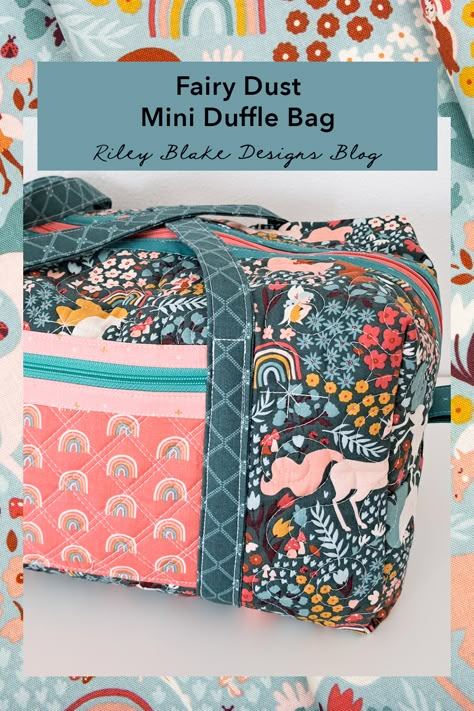 Sew a darling mini duffle bag with Center Street Quilts and Fairy Dust fabric! This is the perfect size for a soccer bag, dance bag, overnight bag, and more! Free Duffle Bag Patterns To Sew, Ballet Bag Diy, Diy Quilted Duffle Bag, Easy Duffle Bag Pattern Free, Dance Bag Pattern, Weekender Bag Sewing Pattern, Quilted Duffle Bag Pattern Free, Diy Weekend Bag, How To Sew A Duffle Bag