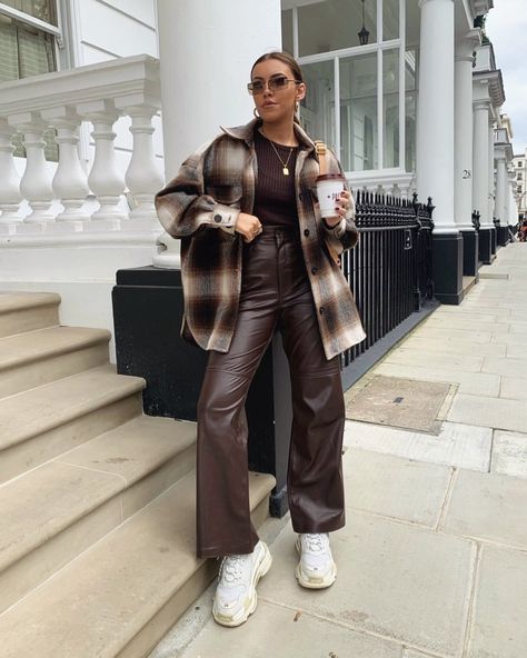 Trousers Outfit Winter, Leather Pants Outfit Winter, Brown Leather Pants Outfit, Leather Pants Outfit Night, Leather Trousers Outfit, Brown Pants Outfit, Brown Leather Pants, Pants Outfit Fall, Leather Pants Outfit