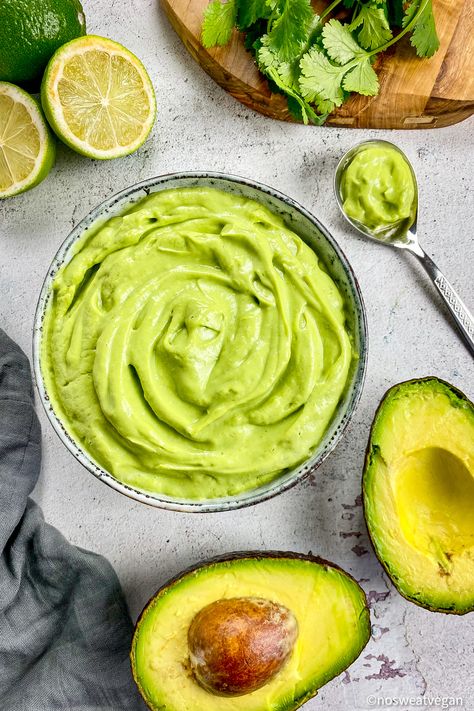 Vegan Avocado Crema, Vegan Crema, Crema Recipe, Low Calorie Vegan, Avocado Creme, Oil Free Vegan Recipes, Halloween Camping, Avocado Crema, Quick Easy Vegan