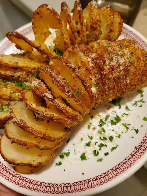 SLICED BAKED POTATOES!!! YES!!!!! – Page 2 – 99easyrecipes Sliced Baked Potatoes, Baked Potato Slices, Longhorn Steakhouse, Grandma Cooking, Baked Potato Recipes, Jamie Oliver Recipes, Grandmas Recipes, Crispy Potatoes, Baked Potatoes