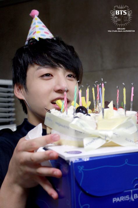 JUNGKOOK 130924 BTS FANCAFE EPISODE 130901 'BTS JungKook's Birthday STAFF DIARY' Bts Cake, جوني ديب, Bts Happy Birthday, Bts Taekook, Buku Harry Potter, Bts Jungkook Birthday, Bts Birthdays, Twitter Bts, Star Candy