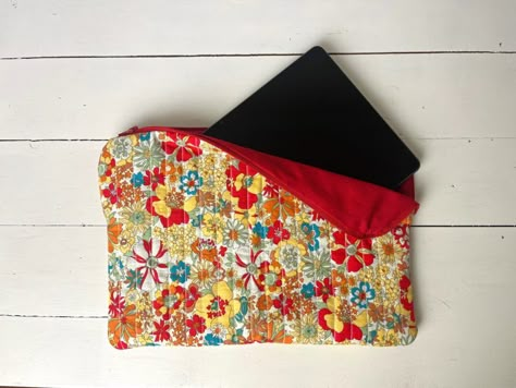 Tuto Couture : la pochette pour tablette ou ordinateur portable Diy Trousse, Pochette Portable, Couture Mode, Couture Sewing, Diy Couture, Crafts And Diy, Do It Yourself, Do It, Ipad