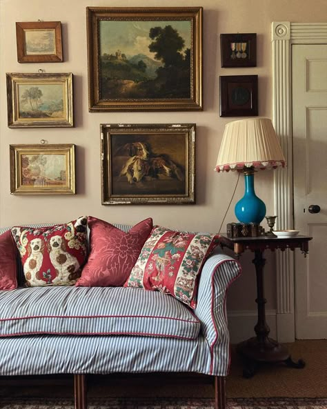 Regency Style Interior, Urban Rugs, Regency Home Decor, Striped Couch, Farmhouse Throw Pillows, Pillows Ideas, English Interior, English Decor, Rugs Ideas