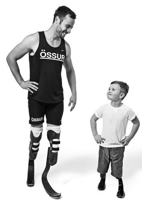 Oscar Pistorius & Haflidi H. Body Positive Photography, Oscar Pistorius, Vis Dev, Prosthetic Leg, T Art, High Five, Famous Faces, 4 Kids, Beautiful Life