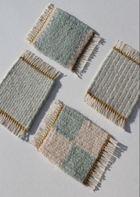 Weaving Coasters, Weaving Placemat, Woven Coaster, Woven Tapestry Art, Woven Coasters, Weaving Loom Diy, Weaving Loom Projects, Woven Placemats, Tapestry Art