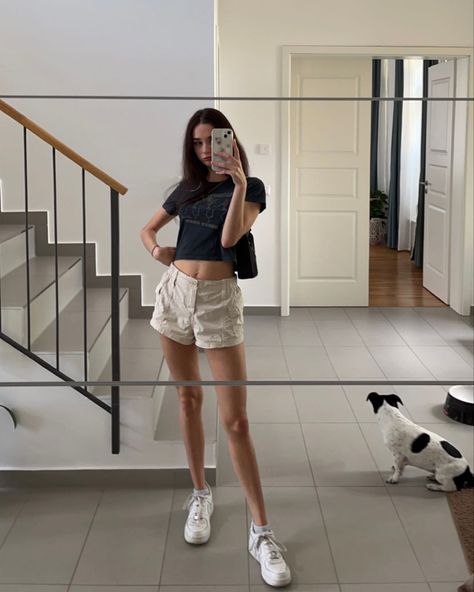 cute summer outfit with short cargo pants Short Cargo Shorts Outfits Women, Mini Cargo Shorts Outfit, White Cargo Shorts Outfits Women, Outfits With Tan Shorts, White Short Pants Outfit, Short Cargo Shorts, Cargo Short Pants Outfit, How To Style Cargo Shorts Women, Styling Cargo Shorts