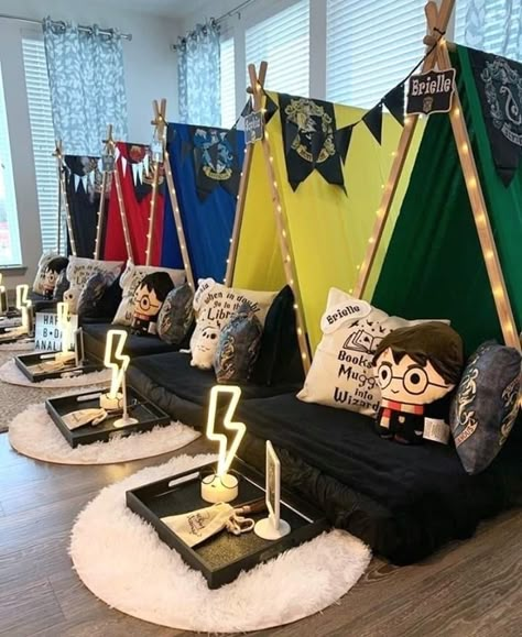 Harry Potter Table Decor, Tents For Sleepovers, Tort Harry Potter, Harry Potter Sleepover, Harry Potter Table, Last Year Of High School, Harry Potter Theme Birthday, Cumpleaños Harry Potter, Stile Harry Potter