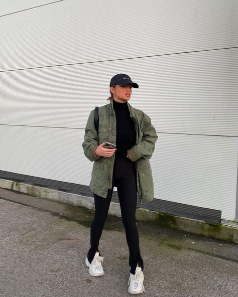 Army Green Jacket Outfit, Flare Pants Outfits, Green Jacket Outfit, Look Legging, Minimalist Fashion Women, Looks Country, Army Green Jacket, Cold Outfits, Army Jacket