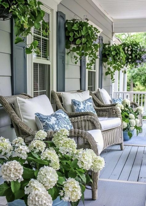 Colonial Front Porch Ideas, Colonial Front Porch, Summer Front Porch Decor, Porch Interior, Porch Styles, Summer Front Porches, Outdoor Patio Space, Front Porch Ideas, Front Porch Decorating