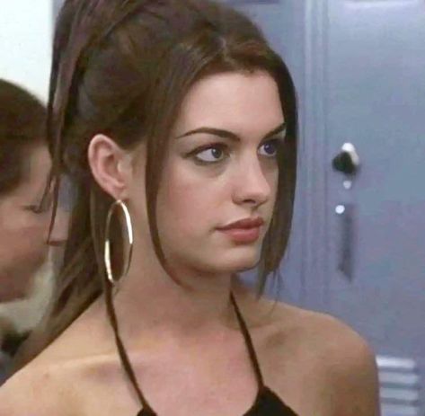 Anne Hathaway Anne Hathaway 90s Aesthetic, Young Anne Hathaway, Anne Hathaway 2000s, Anne Hathaway 90s, Anne Hathaway Young, Anne Hathaway Movies, Anne Hathaway Makeup, Baddie Books, Anne Hathaway Hair