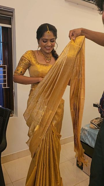 South Indian Saree Drape, Wedding Sarees South Indian Latest, Marriage Blouse Designs Latest, Kanchipuram Silk Saree Wedding Latest, Indian Bride Saree, Golden Sarees, Kanchipuram Silk Saree Wedding, South Indian Saree, Silk Saree Wedding