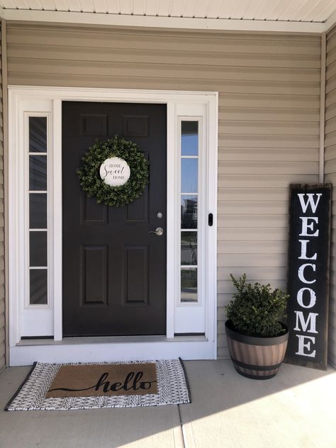 Front Door Entryway Ideas Exterior, Porch Decorating Ideas, Front Entrance Ideas, Front Door Decor Ideas, Door Entrance Decor, Front Door Accessories, Front Entrance Decor, Entrance Table Decor, Small Porch Ideas