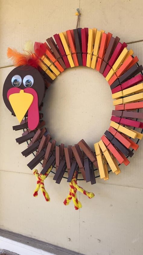 Clothespin Crafts Christmas, Clothespin Diy Crafts, Wooden Clothespin Crafts, Clothespin Art, Clothespin Wreath, Turkey Wreath, Holiday Wreaths Diy, Clothes Pin Wreath, Turkey Crafts