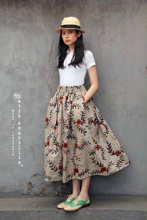 Gorgeous Batik Amarillis’s traveller skirt in hand drawn batik bledakan Madura - ONLY available at Batik Amarillis webstore www.batikamarillis-shop.com Batik Amarillis, Batik Clothing, Batik Skirt, Long Skirt Fashion, Woman Fashion, Skirt Outfits, Flare Skirt, Skirt Fashion, Perfect Outfit