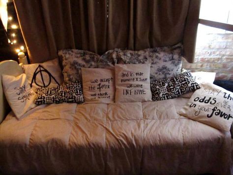 ❤️ Harry Potter Bed Sheets, Game Bedroom Ideas, Harry Potter Inspired Bedroom, Kids Room Accessories, Harry Potter Bedroom, Harry Potter Room, Room Bed, Pillow Room, The Hunger Games