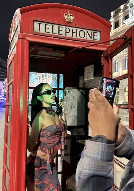 Telephone Booth Poses, London Poses, London Pics, London Tipton, London Photo Ideas, London Telephone Booth, European Lifestyle, London Phone Booth, Selfies Ideas