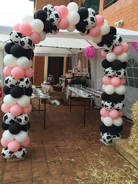 Cow Baby Shower Theme, Cow Print Birthday, Farmyard Party, Girls Farm Birthday, 19th Bday, Rodeo Birthday Parties, Cow Birthday Parties, Cowgirl Baby Showers, Birthday Party Girl