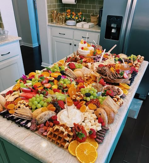 Food Bar Ideas, Brunch Charcuterie, Baby Shower Brunch Food, Easy Baby Shower, Bagel Bar, Food Set Up, Fruit Platter Designs, Brunch Food, Fresh Fruit Juice