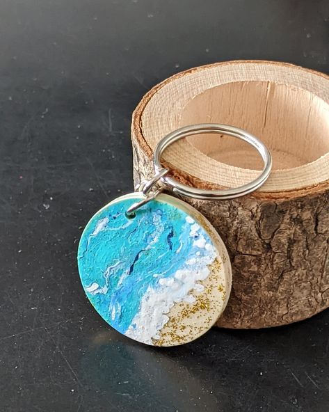 Painting On Wooden Keychain, Wood Keychain Ideas, Beach Keychain, Diy Magnets, Clay Keychain, Acrylic Paint On Wood, Boutique Ideas, Wood Keychain, Wooden Keychain