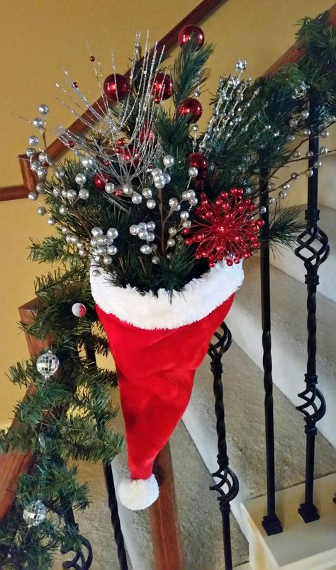 Christmas Hat Decorations, Santa Hat Wreath Diy, Santa Hat Decorating Ideas, Santa Hat Wreath, Diy Santa Hat, Hat Decor, Diy Santa, Christmas Window Decorations, Christmas Arts And Crafts