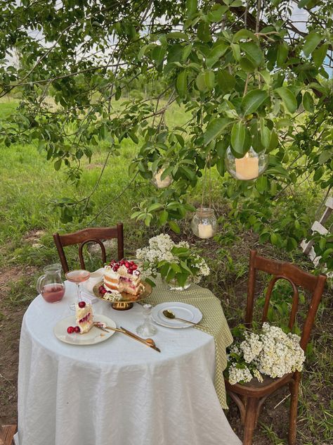 Farm Picnic, Photography Places, British Cottage, Aesthetic Picnic, Picnic Theme, Outdoor Dinner Parties, Picnic Inspiration, Backyard Balcony, Garden Picnic