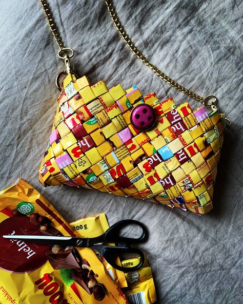 Small purses made of candy wraps — Malena Skote Candy Wrapper Purse, Chocolate Wrapper, Upcycled Ideas, Plastic Craft, Upcycled Textiles, Chocolate Wrappers, Candy Wrapper, Fabric Basket, Sewing Clothing