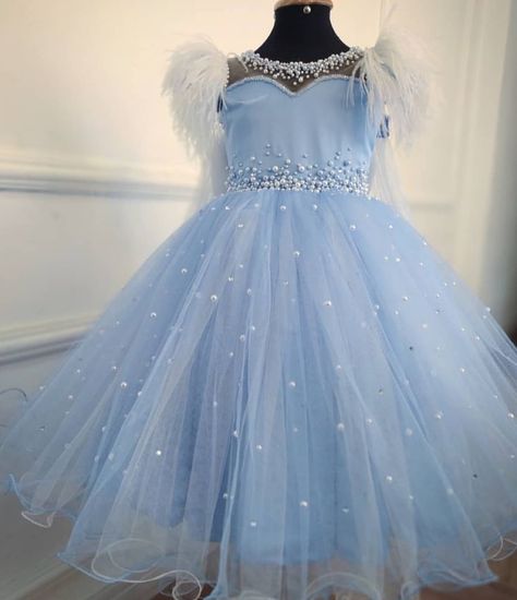 Elsa Birthday Dress, Diy Elsa Dress, Frozen Birthday Dress, Frozen Birthday Outfit, Lehanga For Kids, Frozen Outfits, Disney Frozen Birthday Party, Halloween Party Treats, Frozen Birthday Theme