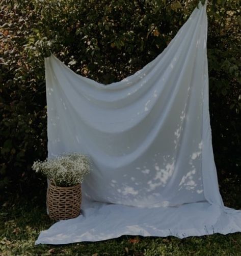 White Linen Backdrop Photoshoot, Easy Photoshoot Backdrop Ideas, White Backdrop Outdoor Photoshoot, Outdoor Backdrop Maternity Photoshoot, Pop Up Photography Studio, Simple Mini Session Ideas, Mini Session Backdrop Ideas, Mommy And Me Photo Shoot White Sheet, Bed Sheet Backdrop Photography