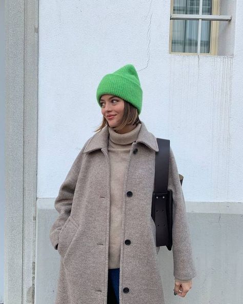 Green Hat Outfit, Beanie Hat Outfit, Winter Hat Outfit, Hat Trends, Minimal Style Outfits, Green Beanie, Beanie Outfit, Beanie Style, Casual Hat