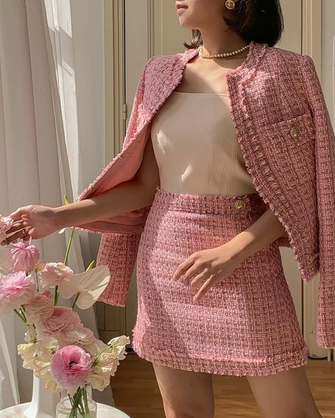 Hegia de Boer on Instagram: “Pinch me, this is the tweed set of my dreams 🥺 @suriofficiel 🍧” Pink Tweed Outfit, Chanel Tweed Outfit, Tweed Set Outfit, Faceless Icons, Tweed Skirt Outfit, Channel Outfits, Tweed Fashion, Tweed Outfit, Tweed Set