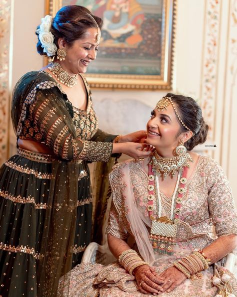 Bridal Mother Hairstyle, Indian Bride Mother Hairstyle, Bride And Mom Pictures, Mom Makeup, Bride’s Mother, Indian Wedding Poses, Bride Photos Poses, Marriage Photography, Brides Mom