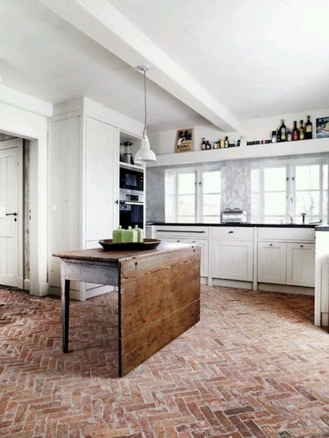 Brick floor / Tiililattia aidoista terrakotta tiilistä. Meiltä materiaalit: www.domusclassica.com Brick Kitchen Floor, Brick Floor Kitchen, Herringbone Brick Floor, Brick Kitchen, Herringbone Floor, Brick Flooring, Cool Ideas, Floor Patterns, Style At Home