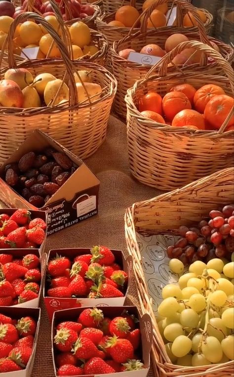 Basket Aesthetic, Golden Hour Aesthetic, Fruit Gifts, Food Insecurity, Healthy Food Motivation, Fancy Food, Fruits Basket, Whole Foods Market, Aesthetic Painting