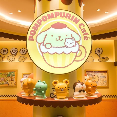 Pompompurin Cafe Tokyo, Pompompurin Cafe, Cafe Hello Kitty, Booth Displays, Craft Booth Displays, Craft Booth, Booth Display, Nail Studio, Alcohol Markers