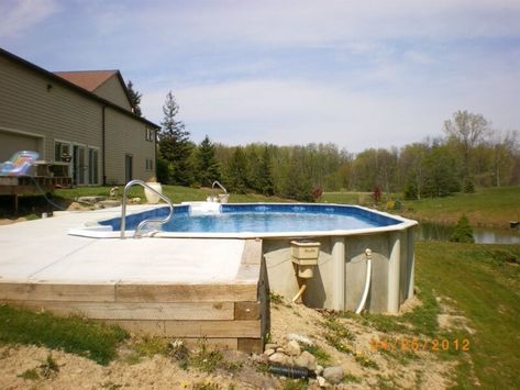 Doughboy Pool, Hillside Pool, Swimming Pool Photos, Best Above Ground Pool, Swimming Pool Decks, Pool Deck Ideas, Swimming Pool Ideas, Sloped Backyard, Above Ground Pool Ideas