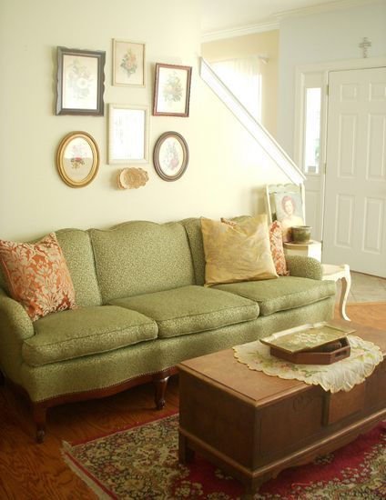 Granny Chic Decor, Sala Vintage, Shabby Chic Decorating, Green Living Room Decor, Green Apartment, Vintage Apartment, Vintage Couch, Apartment Chic, Living Vintage