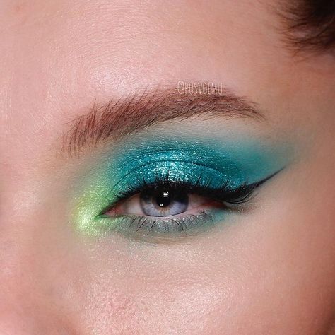 Mila Posvoemu on Instagram: “🏝Tropical moment 🏝 Swipe to see tutorial and full face 🥰 I saw this turquoise&lime combo so many times in matte version so I decided to…” Turquoise Makeup, Turquoise Eyeshadow, Pastel Makeup, Makeup Eyeshadow Palette, Graphic Eyeliner, Green Eyeshadow, Gorgeous Eyes, Makeup Items, Colorful Eyeshadow