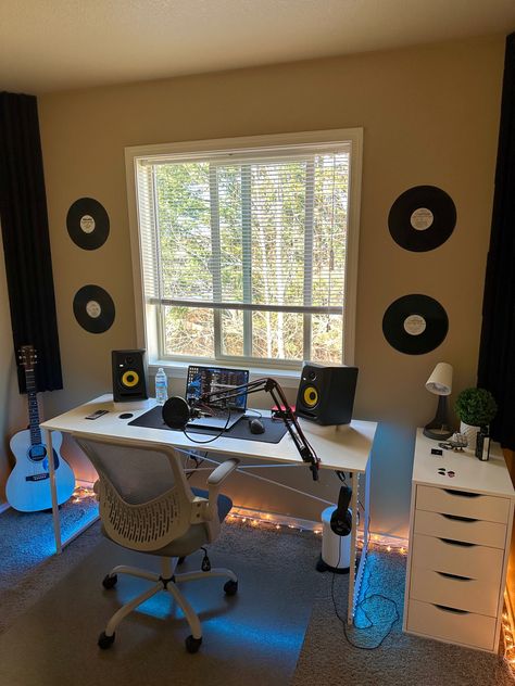 Homemade Studio Music, At Home Recording Studio Ideas, Musician Desk Setup, Dj Desk Setup, Bedroom Recording Studio Setup, Bedroom Producer Studio, Bedroom Dj Setup, Music Studio In Bedroom, Home Dj Studio